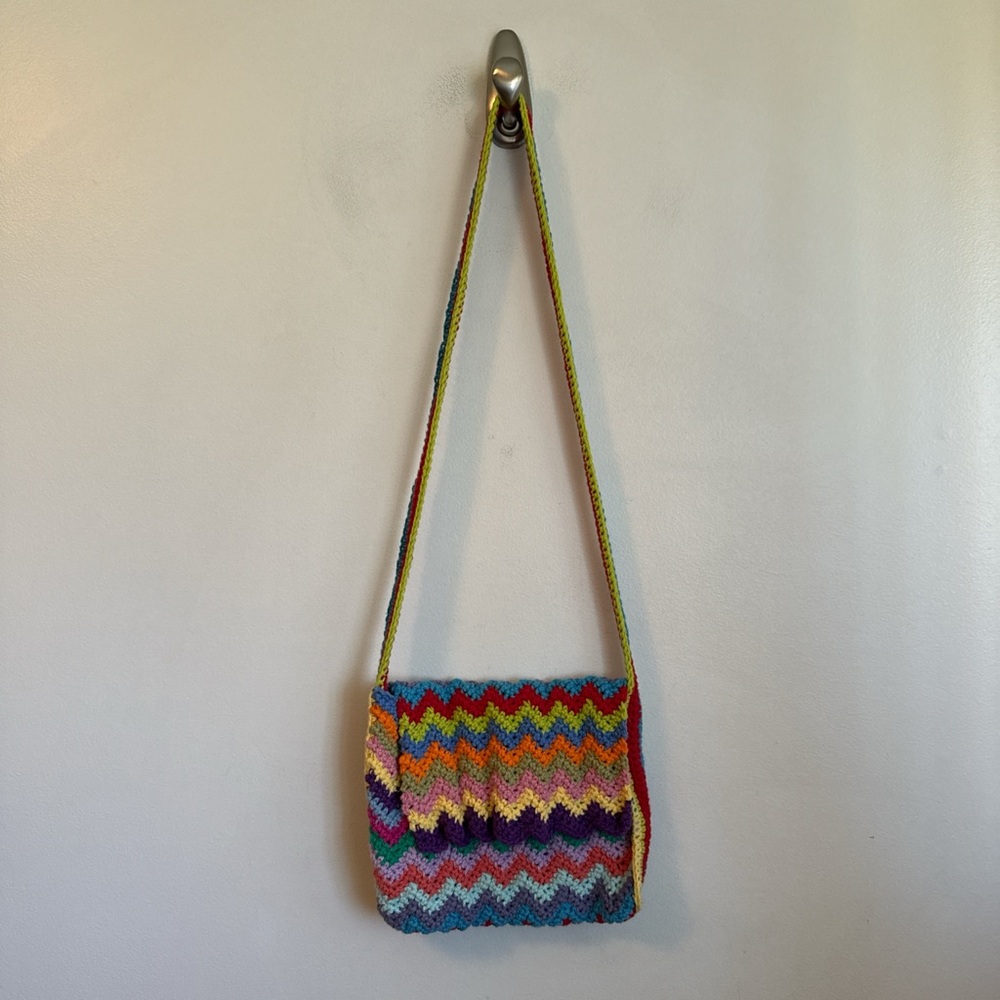 Preowned Women’s OS 9 inch crochet crossbody purse with flap closure